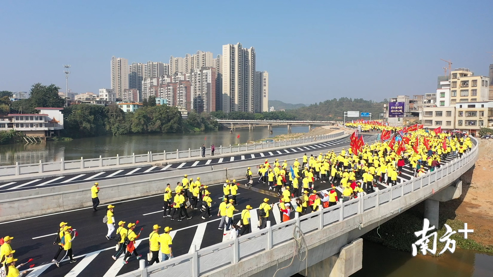 徒步路上。林峰 摄