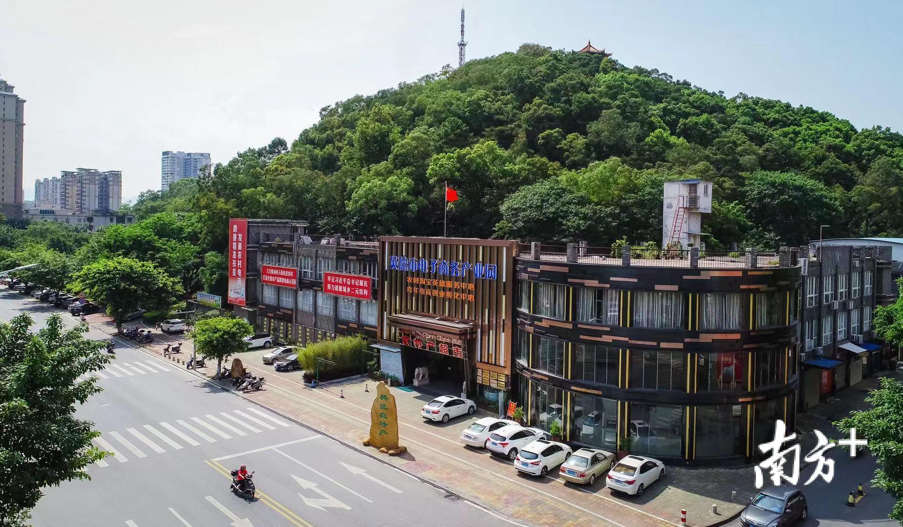 清远把英德电子商务产业园(如图)、连樟村以及周边的“三镇一场”作为破解城乡二元结构示范片区。 记者 曾亮超 摄 清远把英德电子商务产业园(如图)、连樟村以及周边的“三镇一场”作为破解城乡二元结构示范片区。 记者 曾亮超 摄