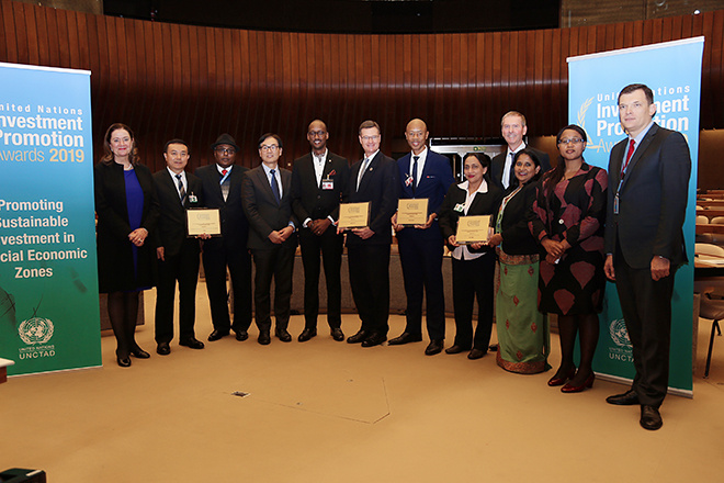 当地时间11月11日下午，在联合国欧洲总部日内瓦，广州开发区获得联合国“2019年度全球杰出投资促进机构大奖”。图为获奖机构合影。  