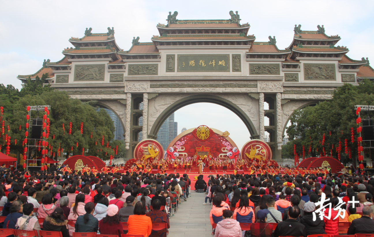 12月28日上午,“文化进万家——走进佛山顺德”演出活动在顺峰山公园牌坊下举行。欧阳少伟 摄 12月28日上午,“文化进万家——走进佛山顺德”演出活动在顺峰山公园牌坊下举行。欧阳少伟 摄