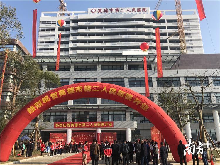 面貌一新的医院大楼获群众点赞。焦莹 摄 面貌一新的医院大楼获群众点赞。焦莹 摄