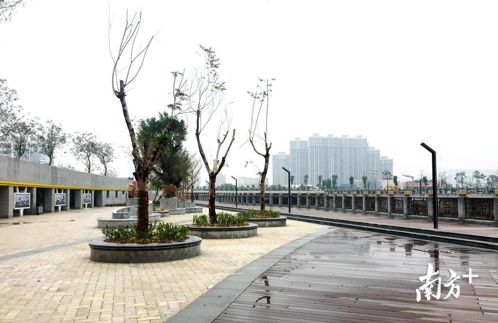 新兴广场的建成启用，为群众提供了休闲娱乐的新去处。