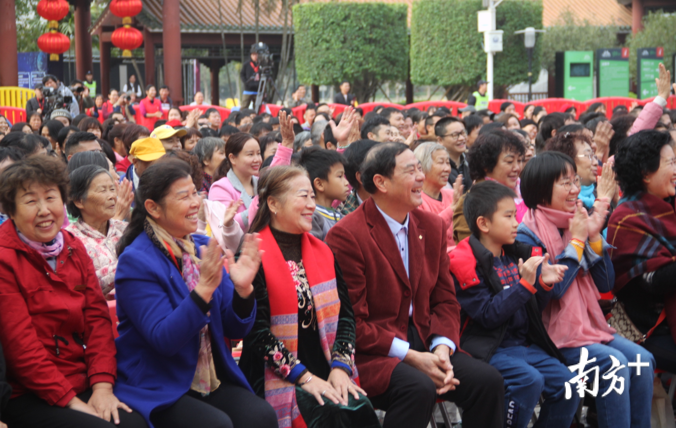 图为现场观众正享受丰盛的文化大餐。欧阳少伟 摄 图为现场观众正享受丰盛的文化大餐。欧阳少伟 摄