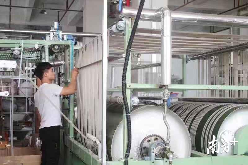 印花厂工人正在忙碌 印花厂工人正在忙碌