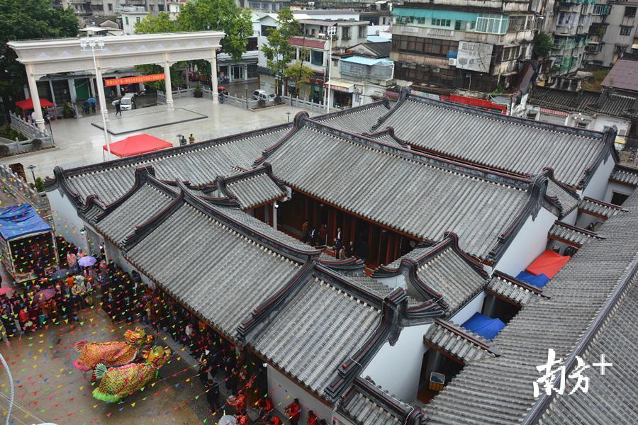 经修缮的唐伯元故居及凤城文化广场。