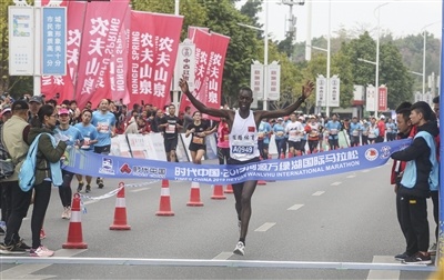 肯尼亚的CHEPNGABIT NOAH KIPRUTO以2小时21分43秒夺得2019“河马”全程马拉松男子组冠军。河源日报记者 冯晓铭 摄