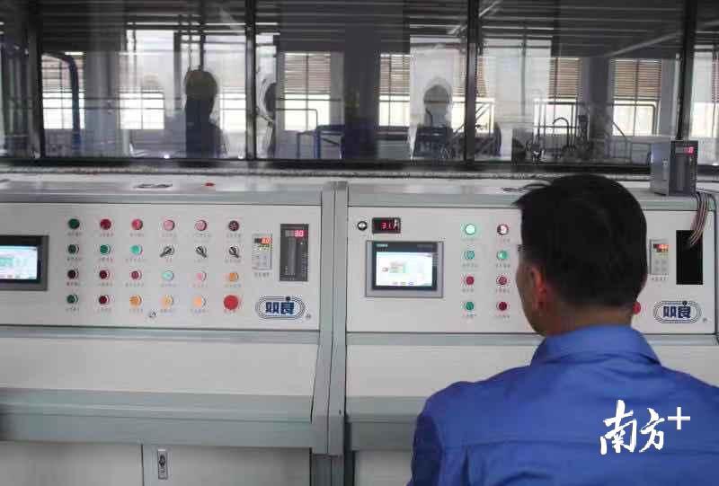 普宁印染中心能源站工作人员正在调控 普宁印染中心能源站工作人员正在调控