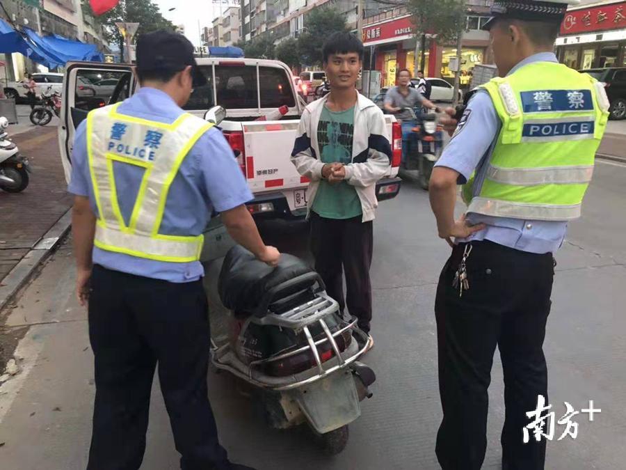 凤凰交警中队进驻后，交通事故率大大下降。