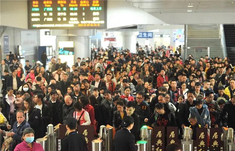 中山站春运期间人流密集.(资料图片) 记者 缪晓剑 摄