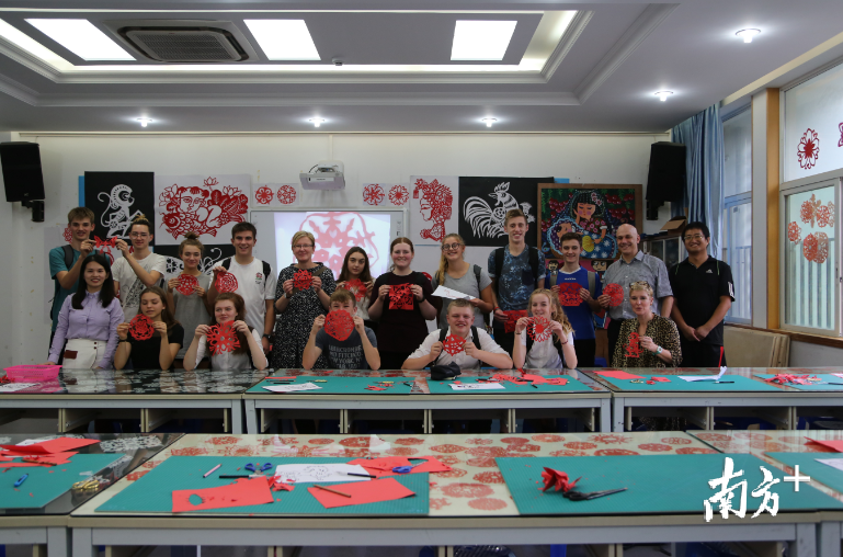 英国利鹏学校师生体验剪纸个性拓展课