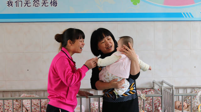 用爱守护孤残儿童的“院长妈妈”