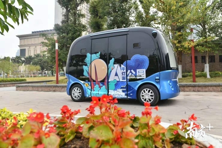 首期3台L4级自动驾驶无人车在千灯湖AI公园投放。南方+记者 戴嘉信 摄 首期3台L4级自动驾驶无人车在千灯湖AI公园投放。南方+记者 戴嘉信 摄