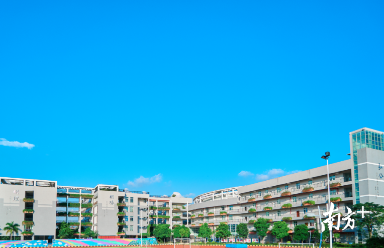 光明区实验学校硬件一流，环境优美