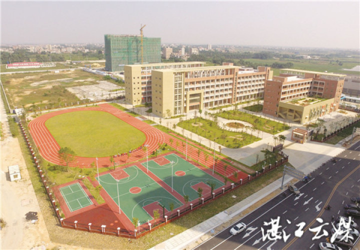 湛江市推进义务教育优质均衡发展。落实《湛江市城区中小学校和幼儿园学位建设第二期五年行动计划实施方案(2019—2023年)》。图为新建的湛江市实验小学已投入使用。 记者 刘冀城 航拍 湛江市推进义务教育优质均衡发展。落实《湛江市城区中小学校和幼儿园学位建设第二期五年行动计划实施方案(2019—2023年)》。图为新建的湛江市实验小学已投入使用。 记者 刘冀城 航拍