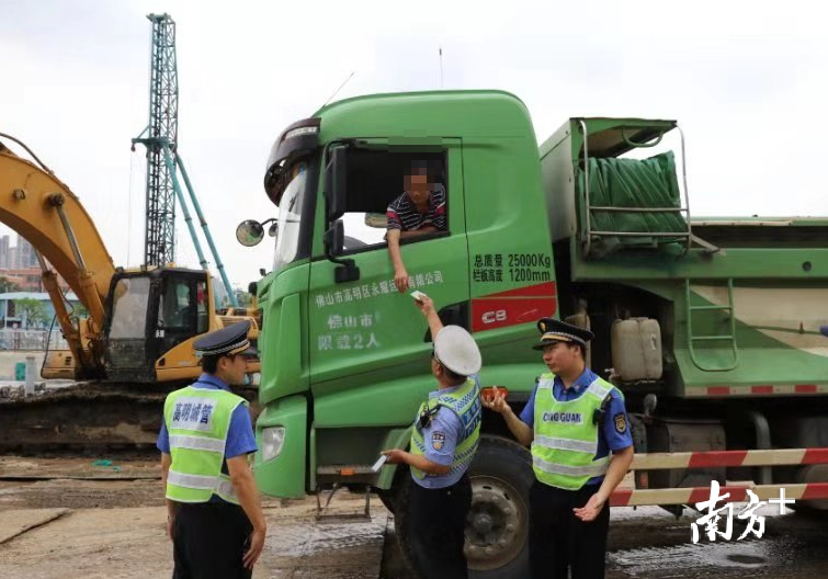 高明城管联合公安对渣土运输车开展执法。高明区城市管理和综合执法局供图