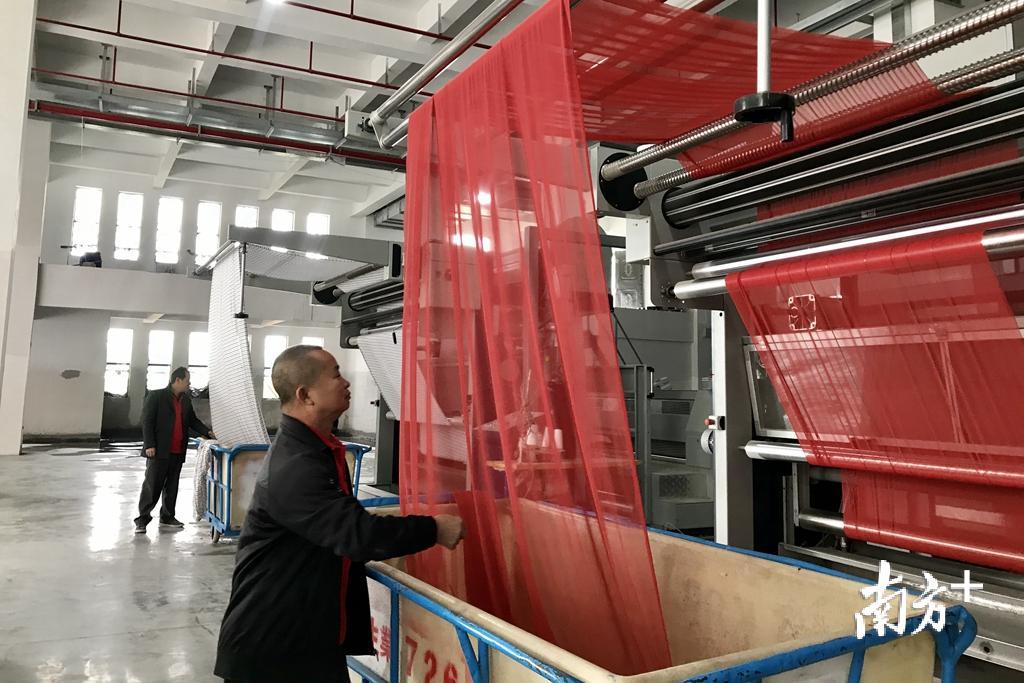 首批25家印染企业打响“头炮”投入生产。