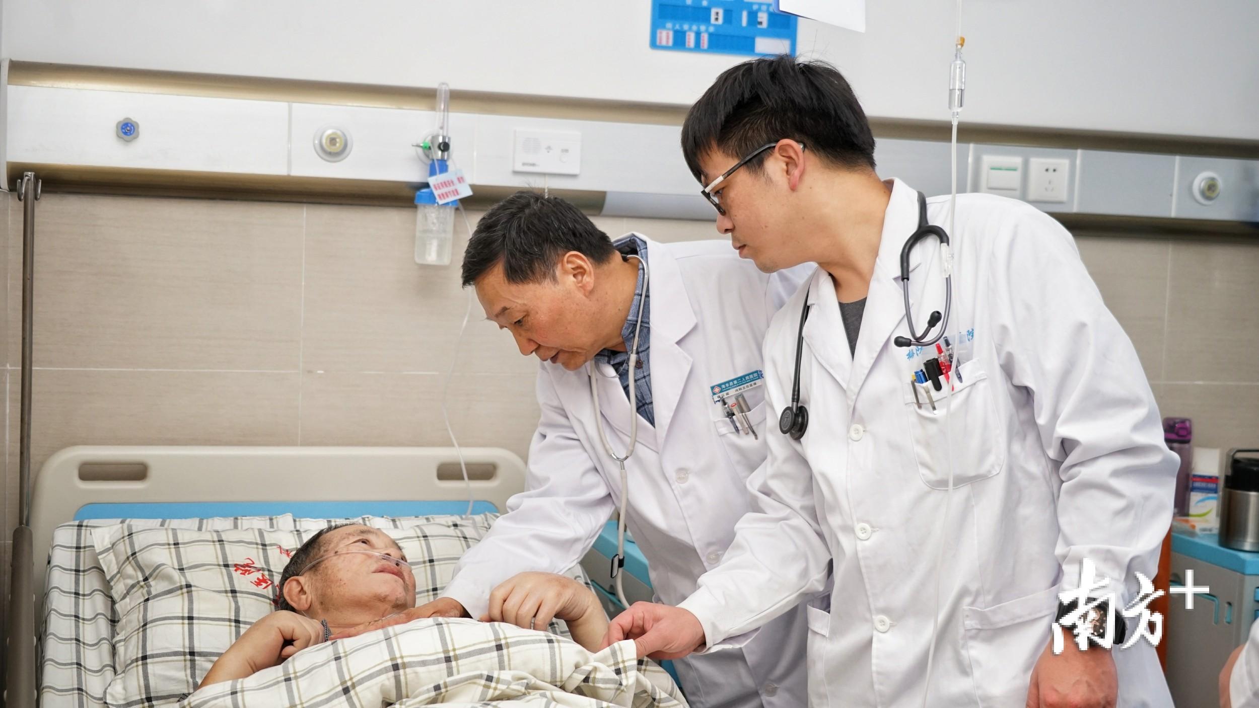 海丰县第二人民医院（梅陇镇中心卫生院）医联体专家（内科）带着当地医生进行教学查房。