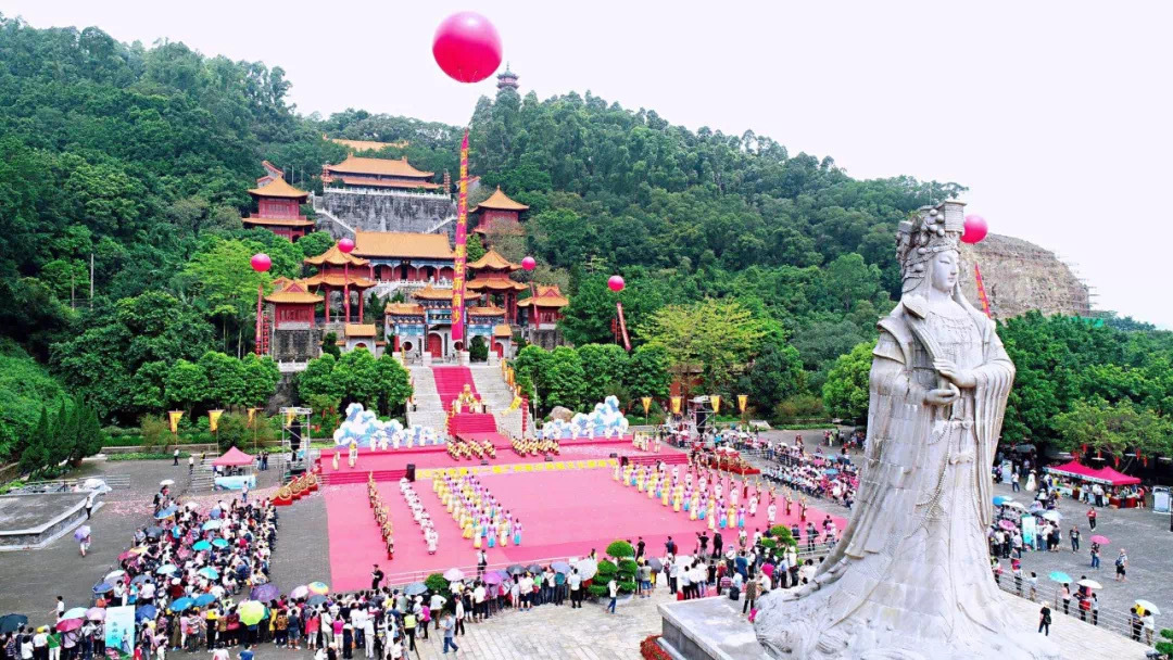 已成为南沙文件名片的天后宫,游人如织。 已成为南沙文件名片的天后宫,游人如织。