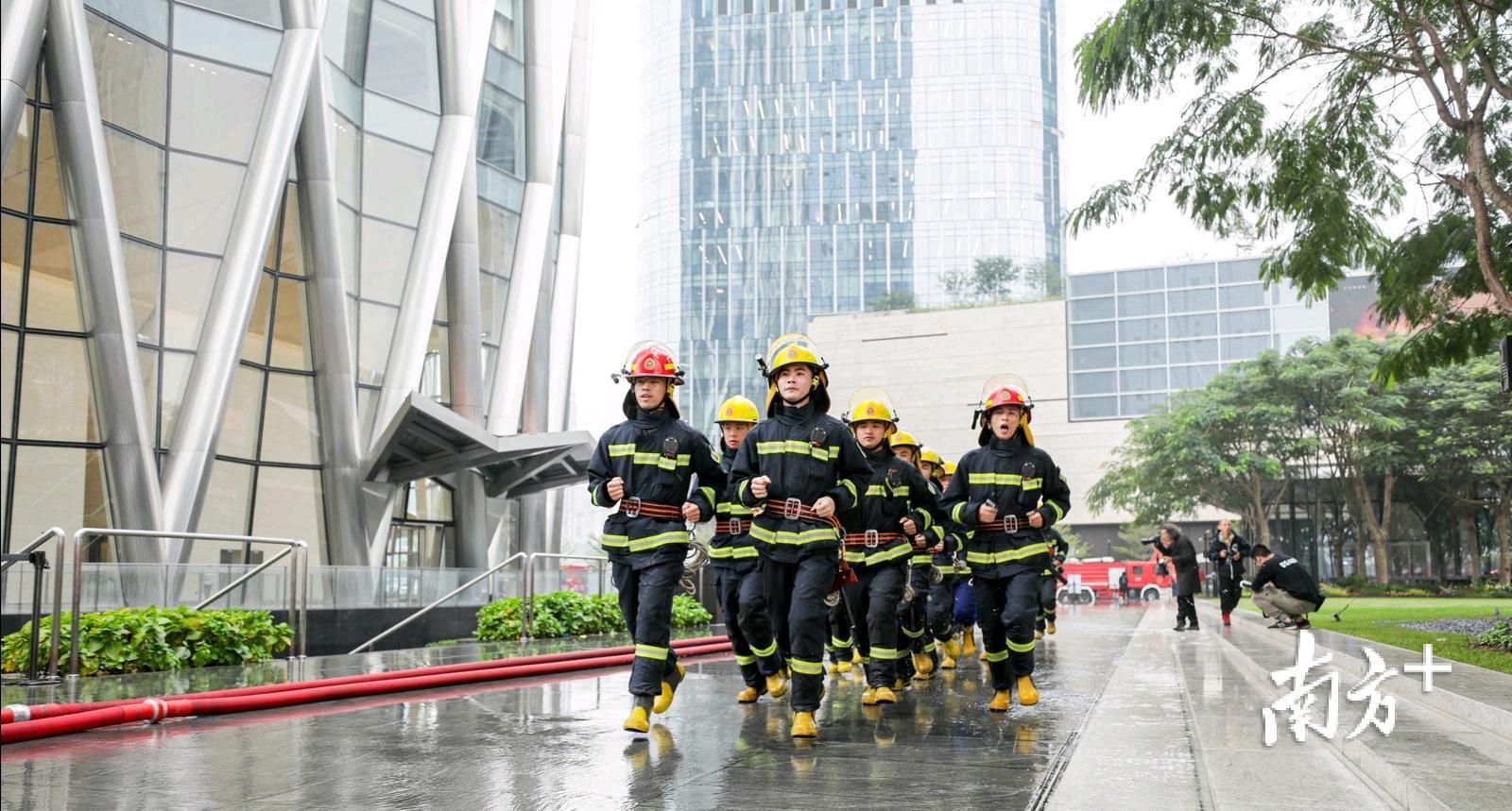 深圳一产业园内露天堆垛发生火灾 大鹏消防紧急救援__财经头条