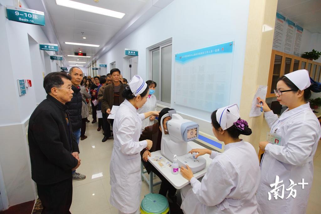 仅26日上午,就有500多位患者前来看诊。 仅26日上午,就有500多位患者前来看诊。