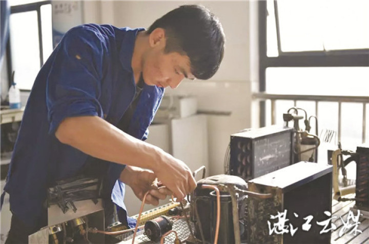 湛江市做强做优中职教育。图为湛江机电学校学生正在进行制冷专业操作学习。市教育局供图 湛江市做强做优中职教育。图为湛江机电学校学生正在进行制冷专业操作学习。市教育局供图