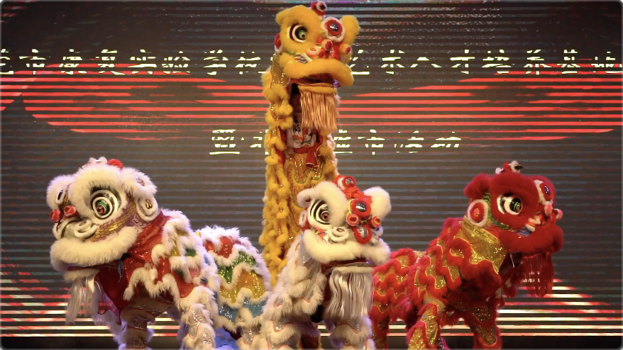 "咚咚,嚓嚓……"醒狮队的小队员们穿上醒狮服,在锣鼓声中不紧不慢地