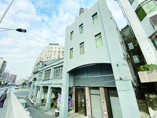 肇庆旅店外墙被粉刷成灰色。 赖小琴 摄