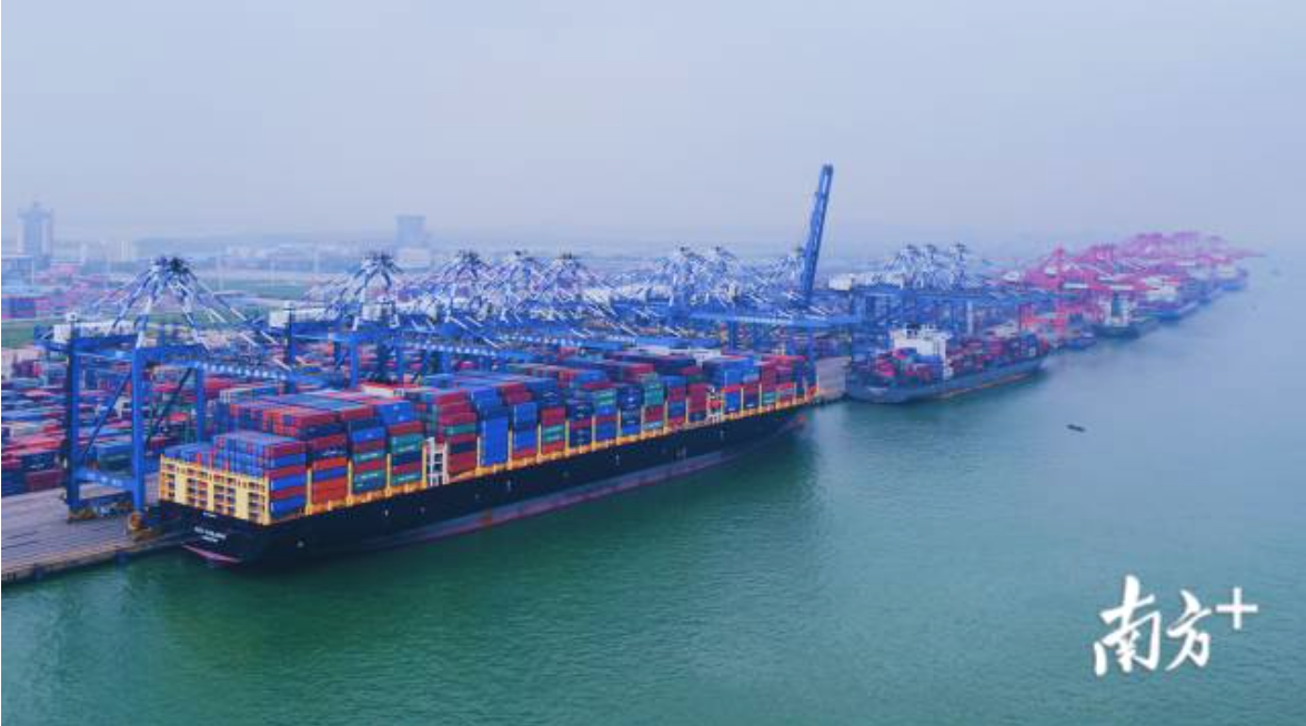 忙碌的广州港南沙港区,开放之门越开越大。 忙碌的广州港南沙港区,开放之门越开越大。