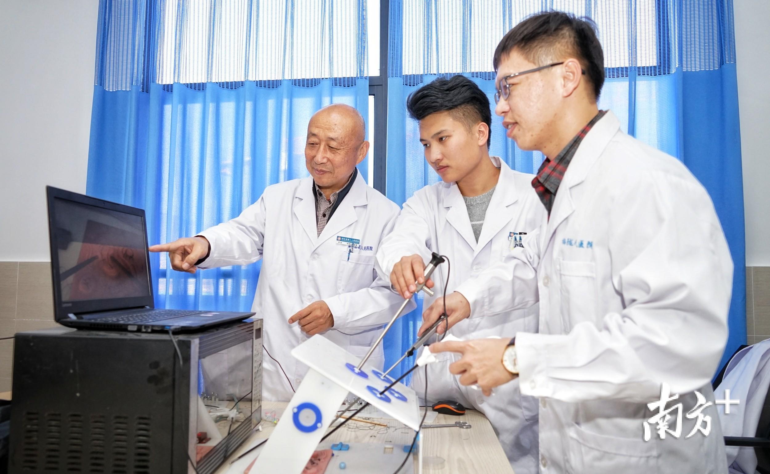 海丰县第二人民医院（梅陇镇中心卫生院）医联体专家（外科）在指导当地医生进行模拟腹腔镜训练。