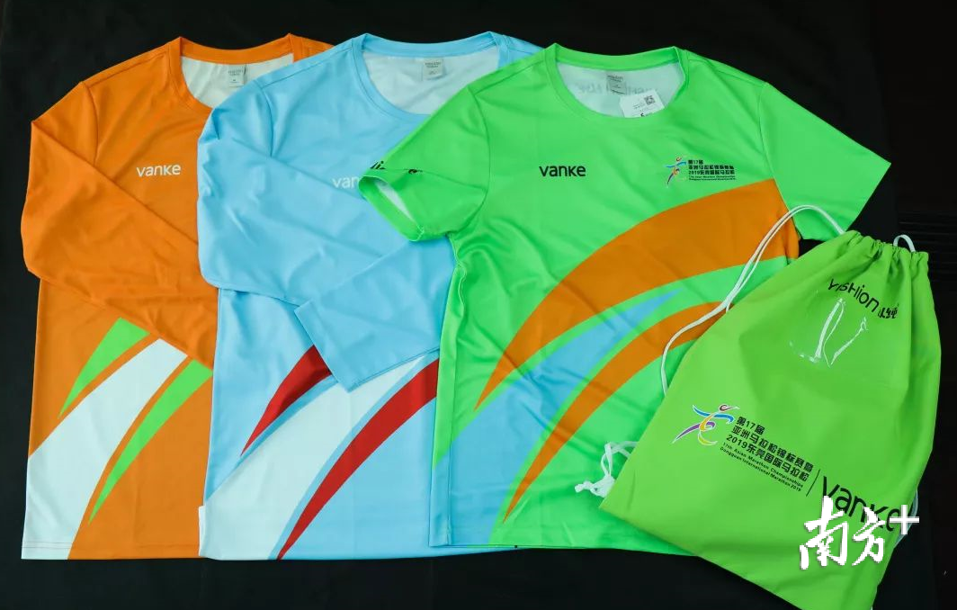 参赛服由赛事赞助商,东莞本土服装企业以纯提供,与装备包橙、蓝、绿的搭配,清新又充满活力。 参赛服由赛事赞助商,东莞本土服装企业以纯提供,与装备包橙、蓝、绿的搭配,清新又充满活力。