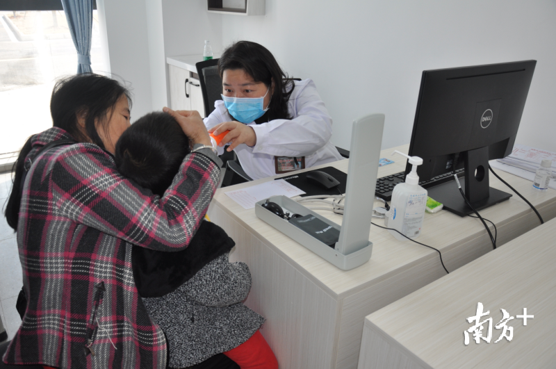南雄市第二人民医院医生细心为患者看病。