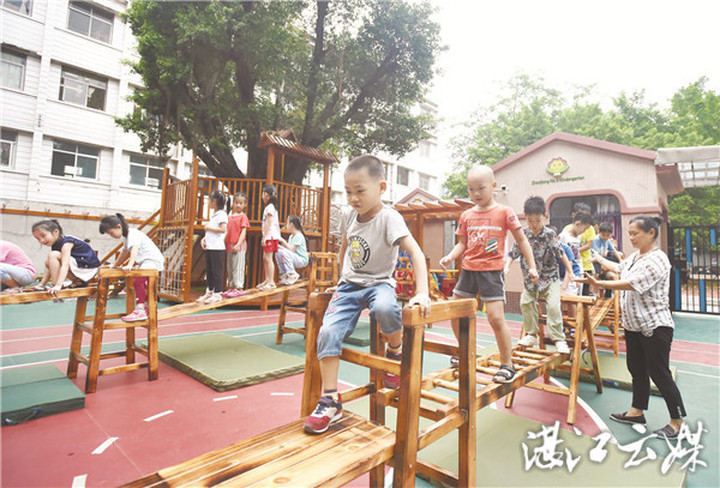 湛江市推进学前教育优质健康发展。实施三期学前教育行动计划,全市学前三年入园率已达99%。 市教育局供图 湛江市推进学前教育优质健康发展。实施三期学前教育行动计划,全市学前三年入园率已达99%。 市教育局供图
