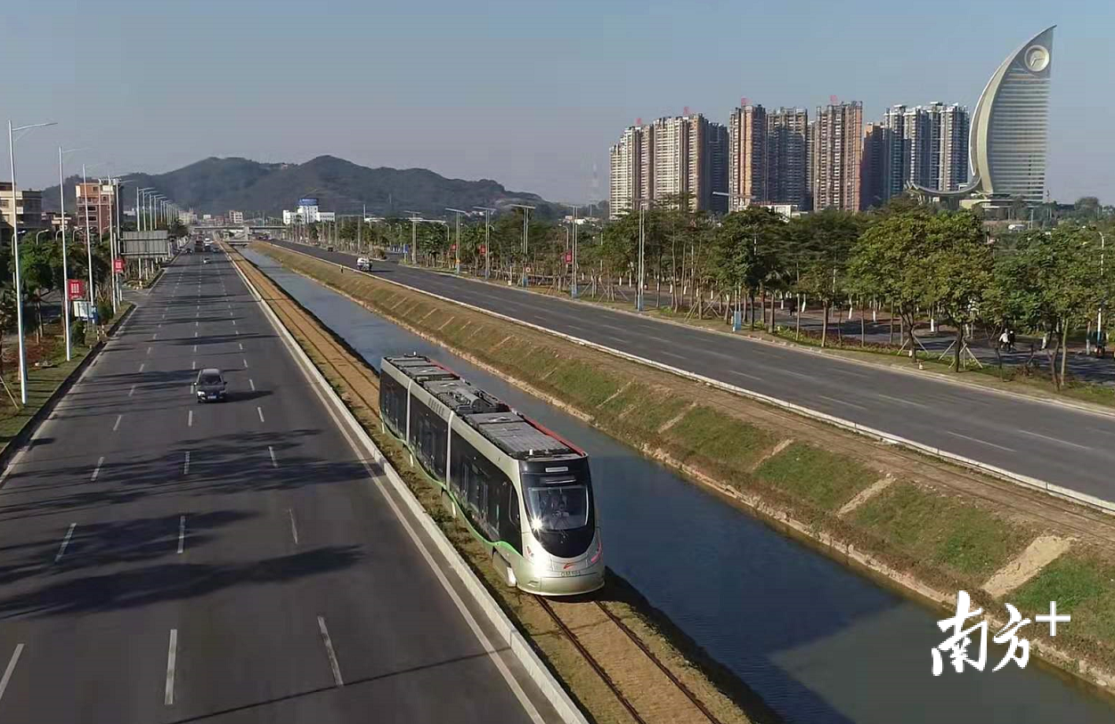  佛山已逐渐形成完整氢能产业链，并率先进行商业化示范，走在广东乃至中国氢能产业的最前列。图为世界首条商业氢能有轨电车在佛山上线。戴嘉信 摄