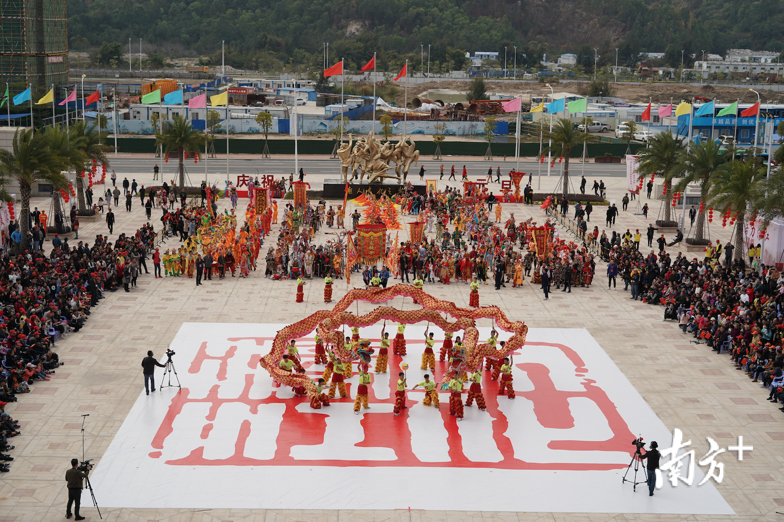 激昂、奋进的英歌舞精神激励、提振全市奋力建设省域副中心城市、濠江建设现代化临港新区的精气神。