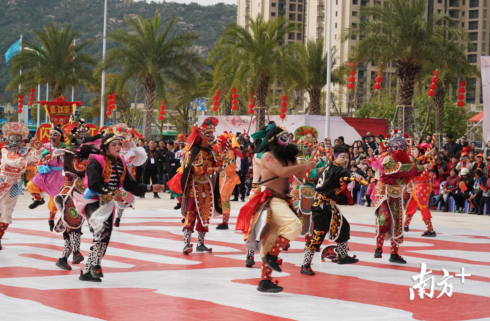 濠江本土8支英歌代表队现场展演各具特色的英歌舞。