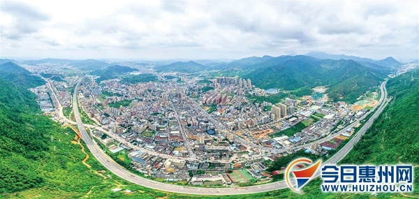 新圩是惠阳工业重镇，正在全力打造三大产业平台，推动新圩向现代化产业新城转型。 特约通讯员朱伟华 摄