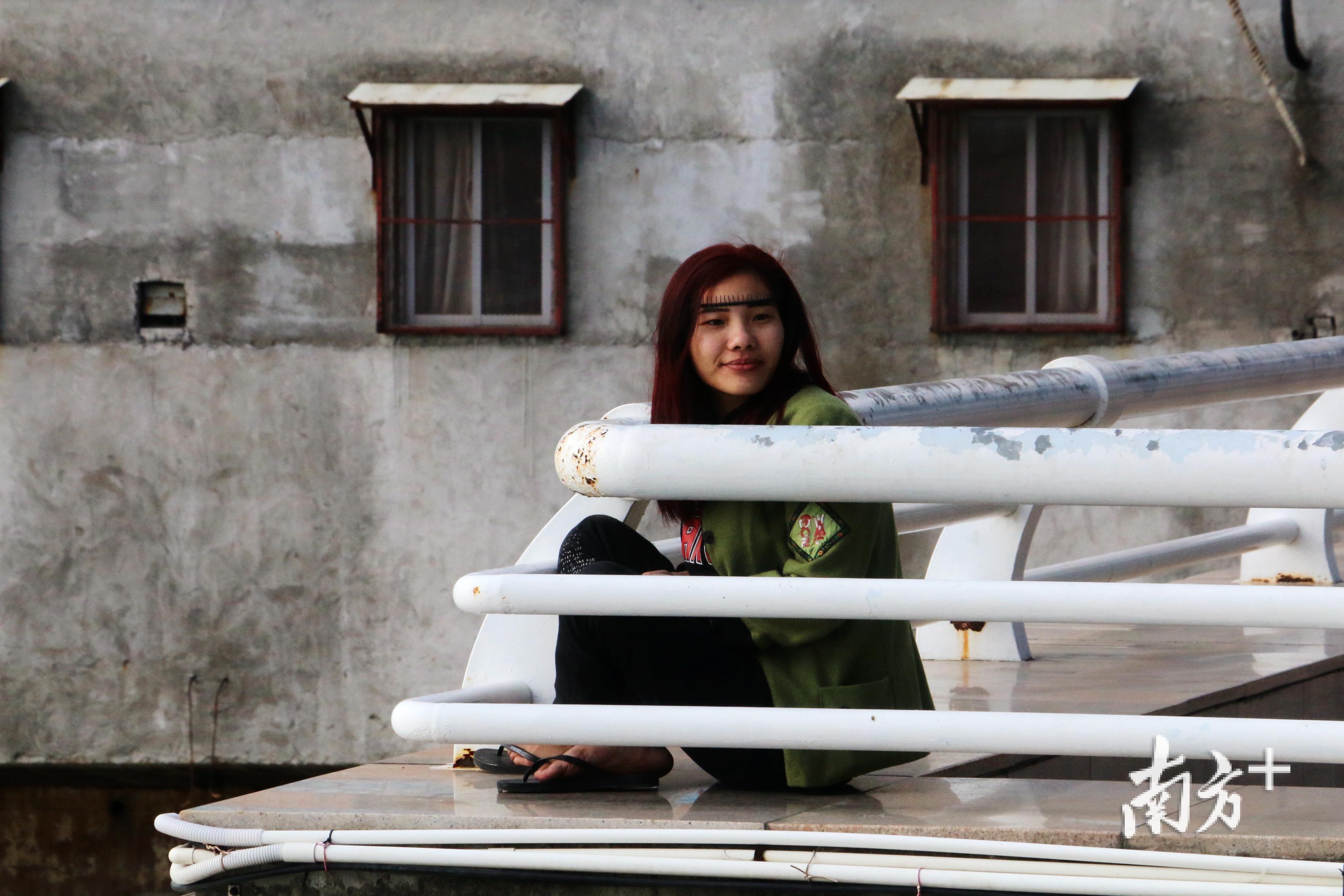 观海的年轻姿娘。