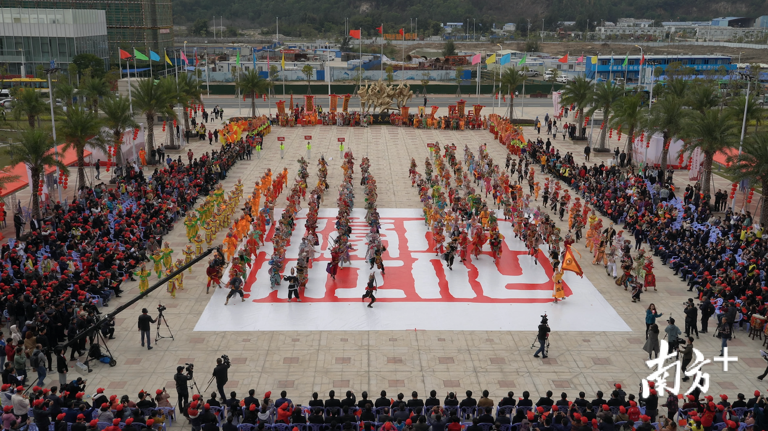 濠江本土8支英歌代表队现场展演各具特色的英歌舞。