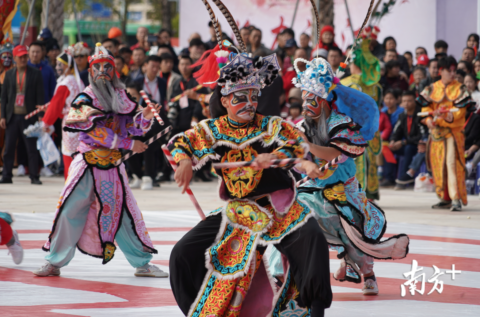 英歌艺术展演给现场市民群众带来一场聆听文化之声、感受文化之美、品味文化之韵的“非遗盛宴”。