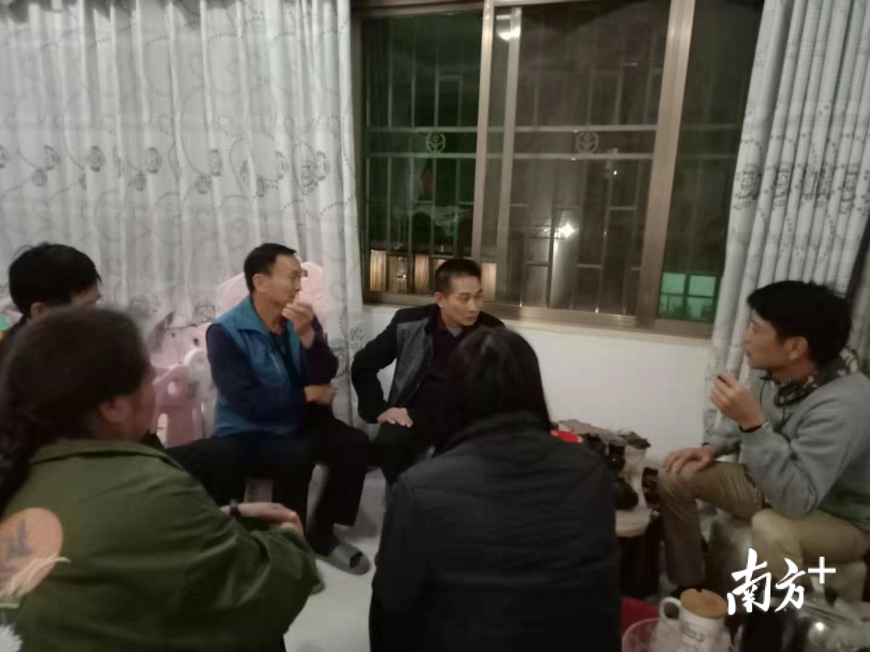 城北社区党支部书记到顺景花园了解业主与开发商的矛盾纠纷。