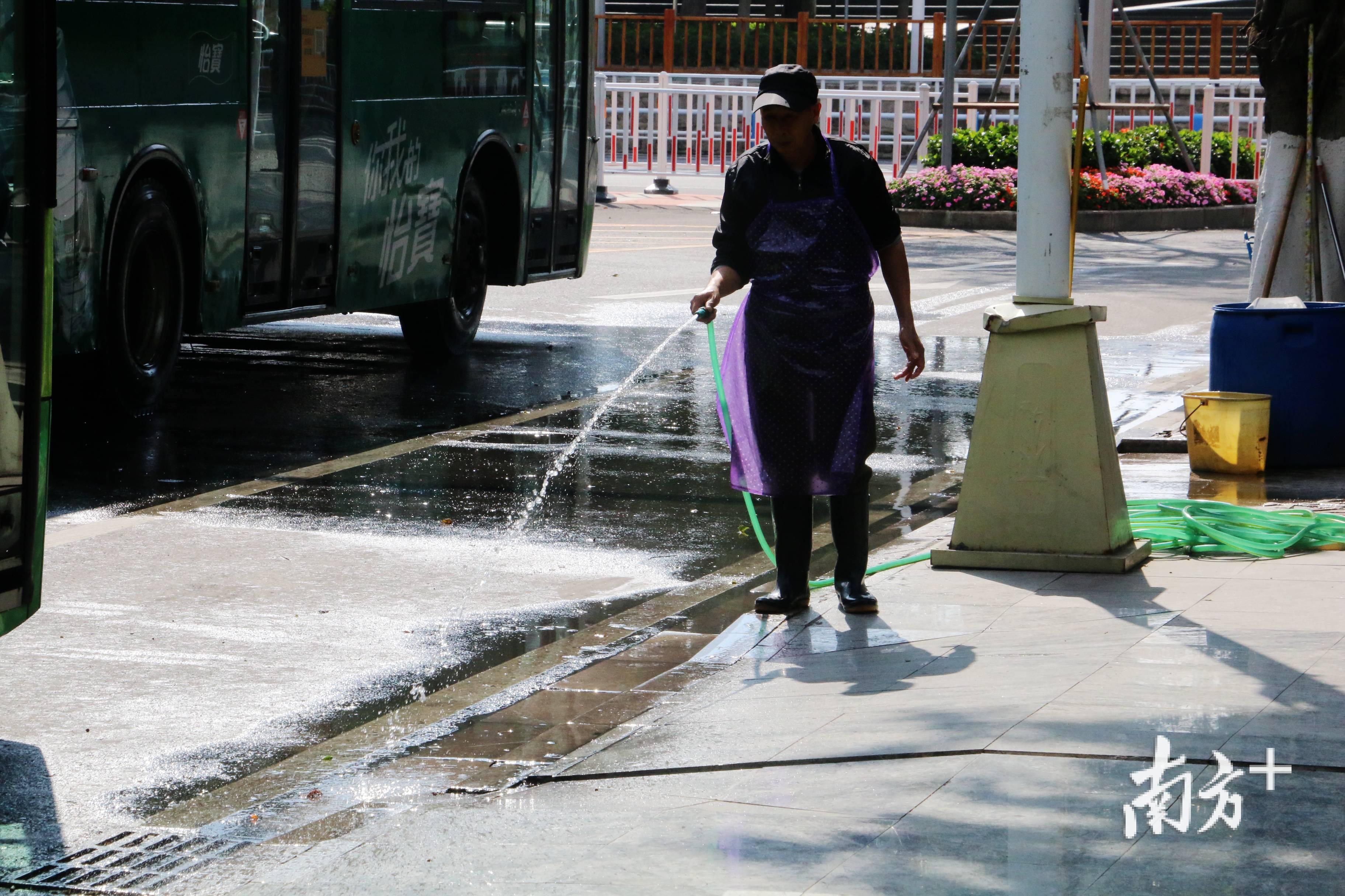 清洗公交车的工人。