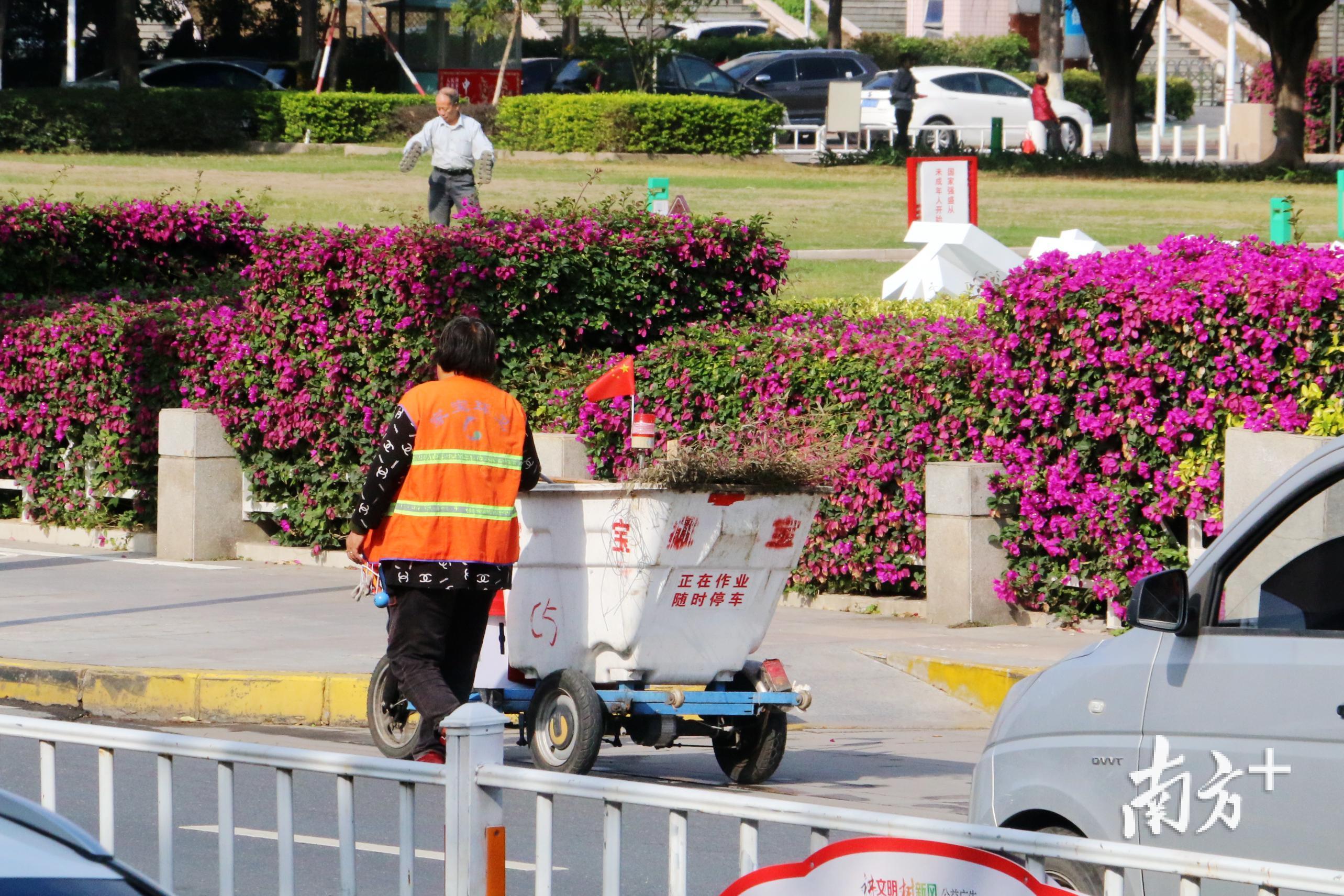 沿路捡拾垃圾的环卫工人。