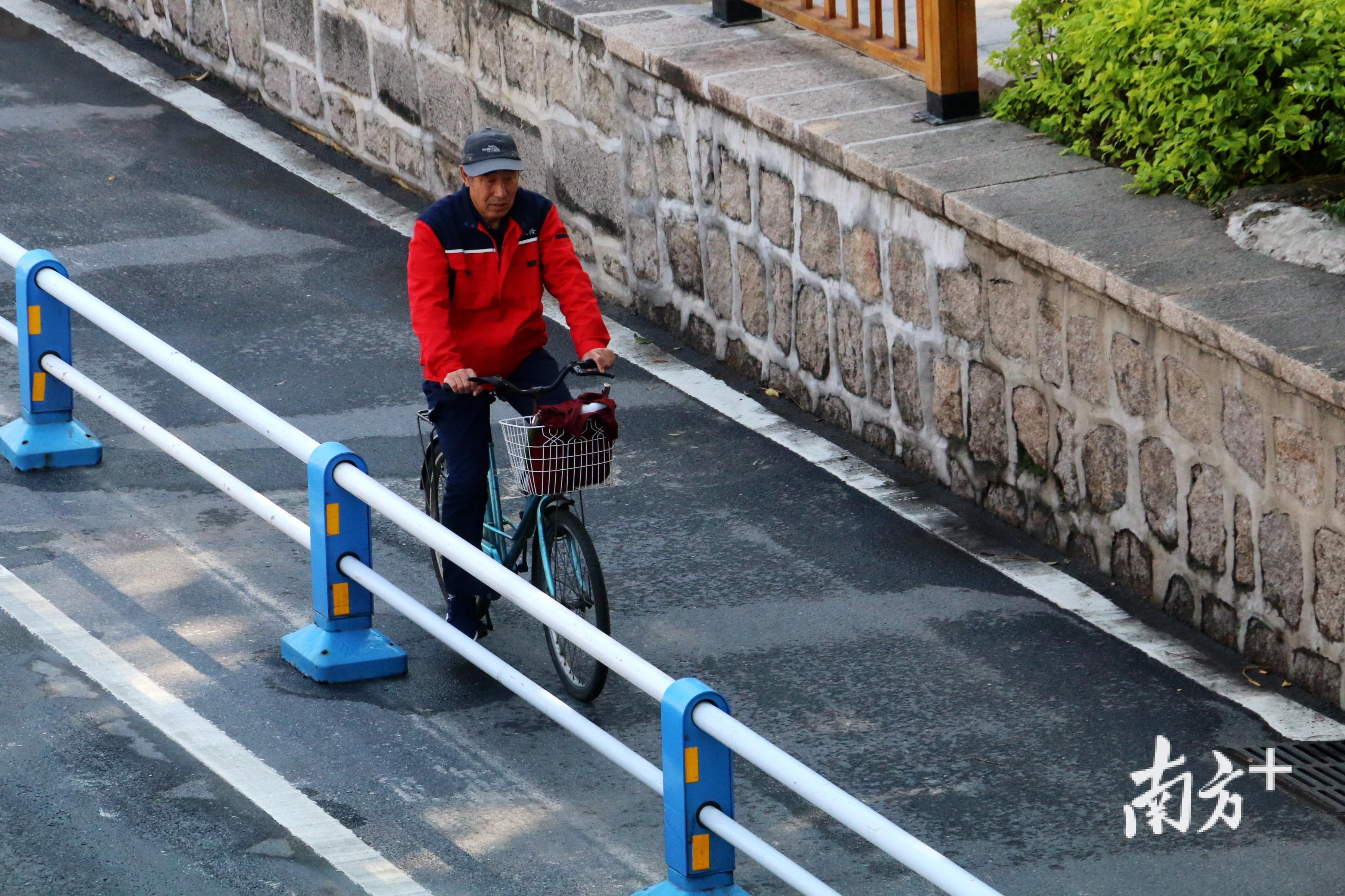 骑在海滨路上，一路骑行一路风景。