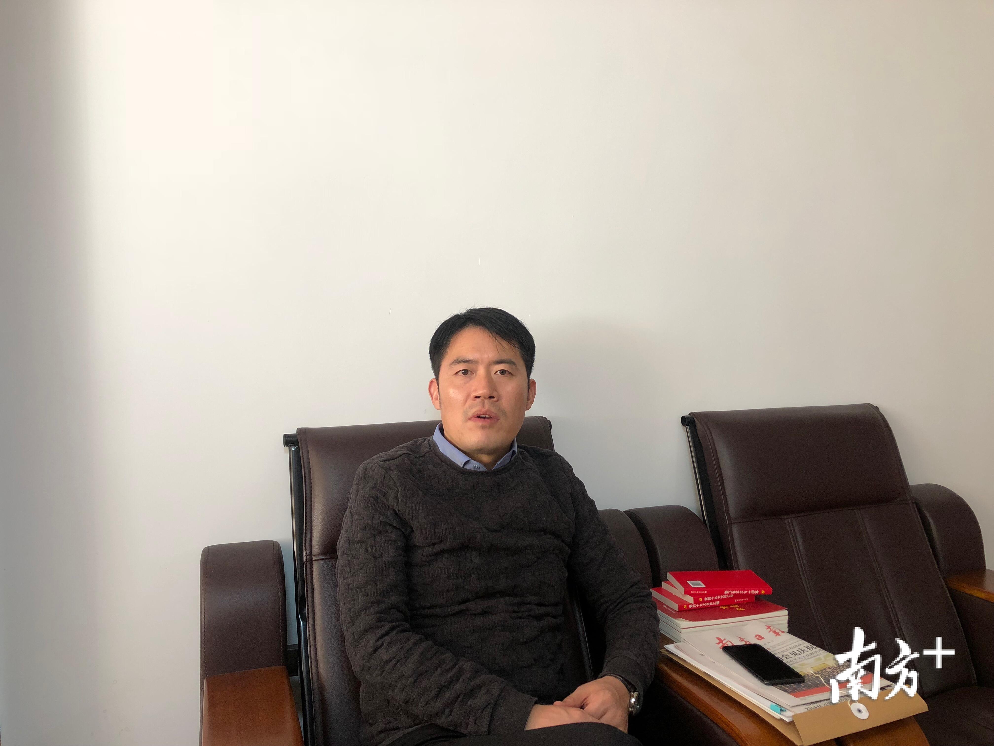 深圳龙华对口帮扶紫金指挥部综合组组长李强接受记者采访。