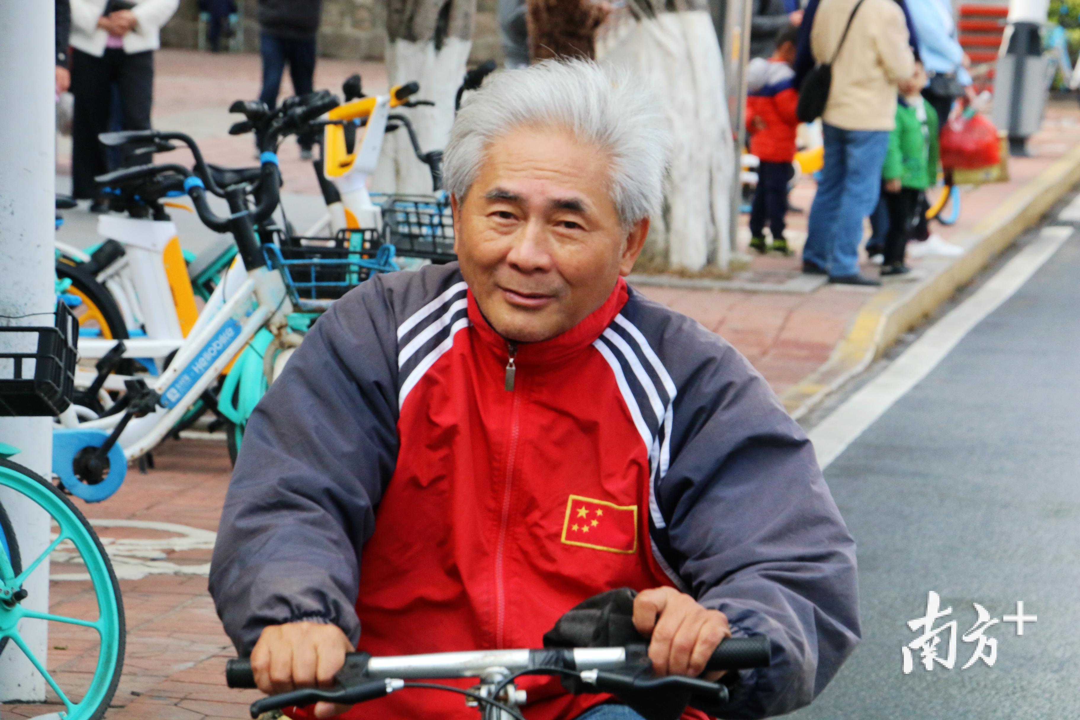 乐在“骑”中的白发老者。