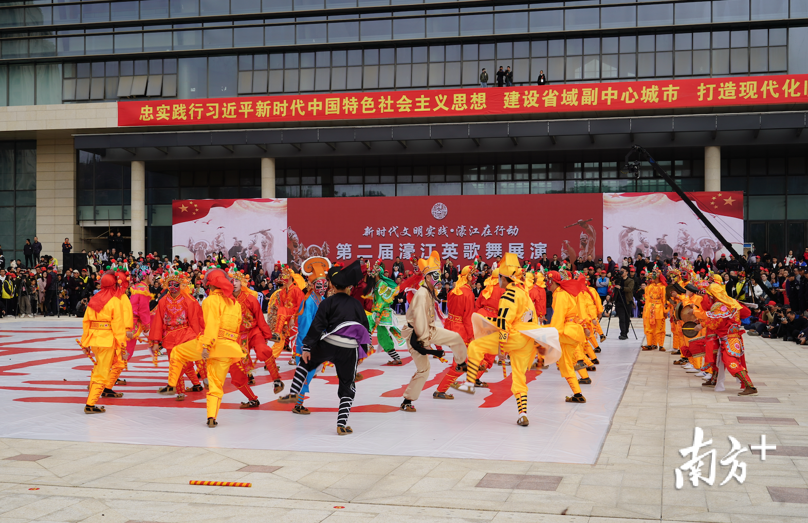 英歌舞展现了一代代潮汕人“团结拼搏，勇往直前”的精神面貌。