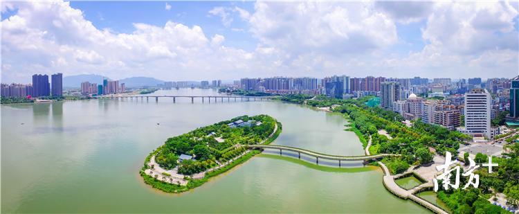 12月8日，以“创新引领绿色发展”为主题的第八届中国绿色发展高层论坛在东莞开幕，清远获得“中国十佳绿色城市”殊荣。 记者 曾亮超 摄