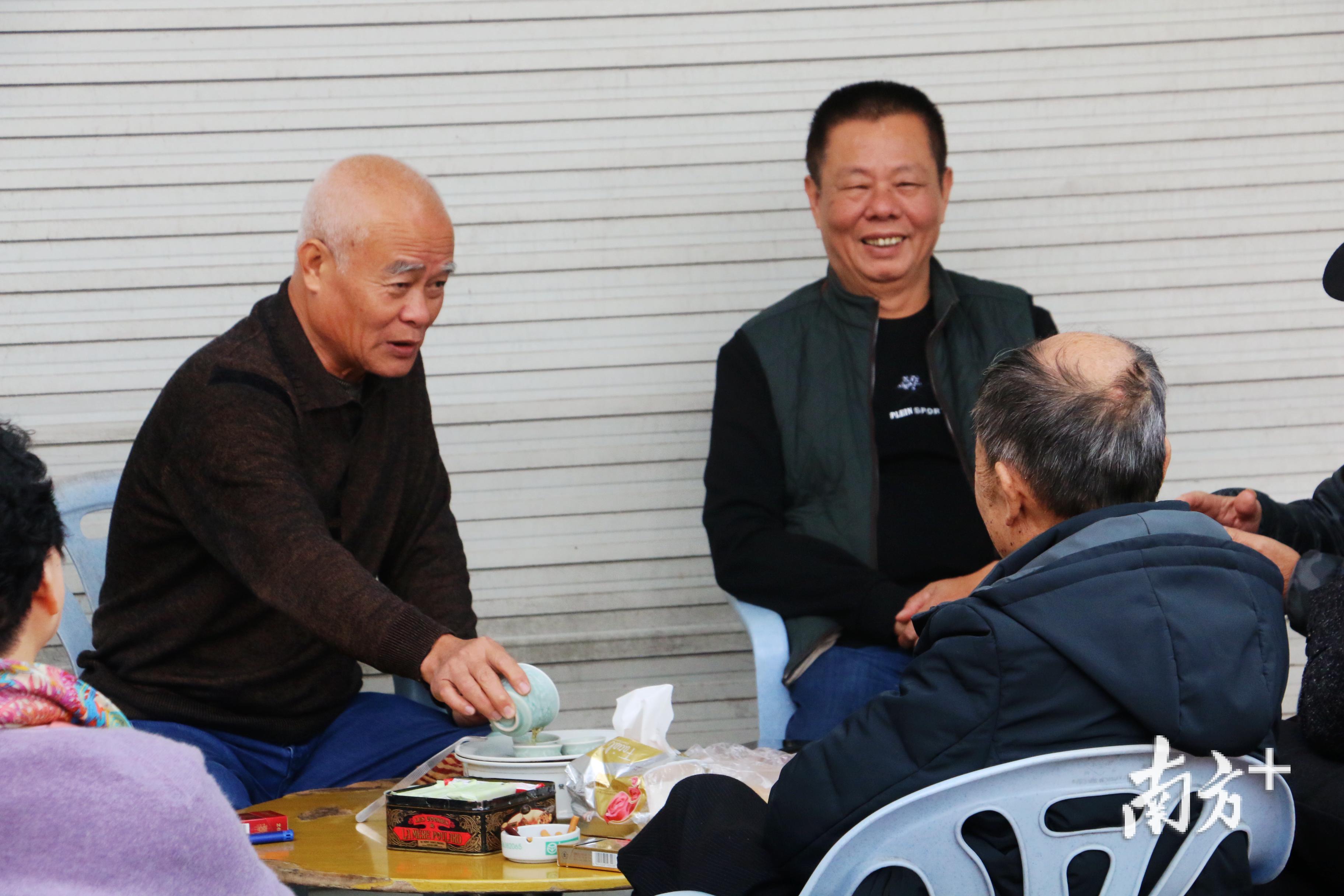 2020年第一天晨光里的汕头人买菜散步照常忙工夫茶也不能少