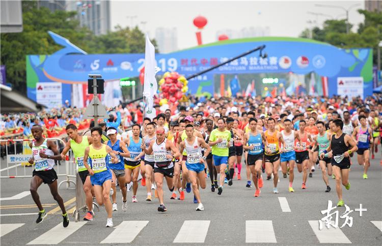 3月17日上午，2019清远马拉松赛开跑，2.2万选手齐聚清远，领略“山水名城，岭南绿都”的独特魅力。 记者 曾亮超 摄