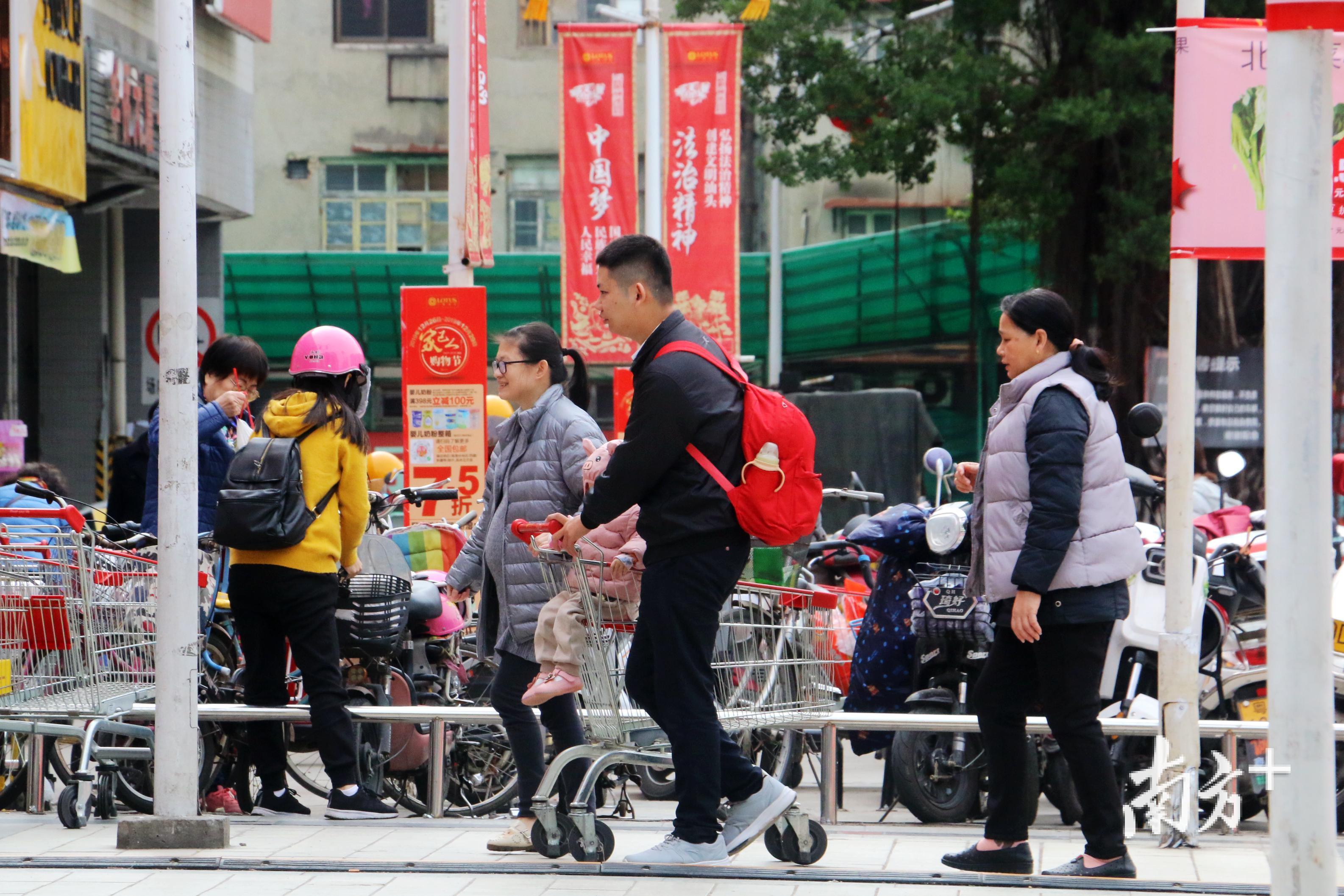 2020年第一天晨光里的汕头人买菜散步照常忙工夫茶也不能少